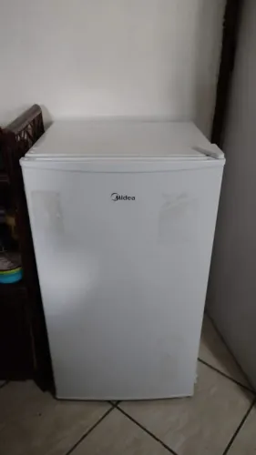 Geladeira Midea Compacta - Ideal para espaços menores