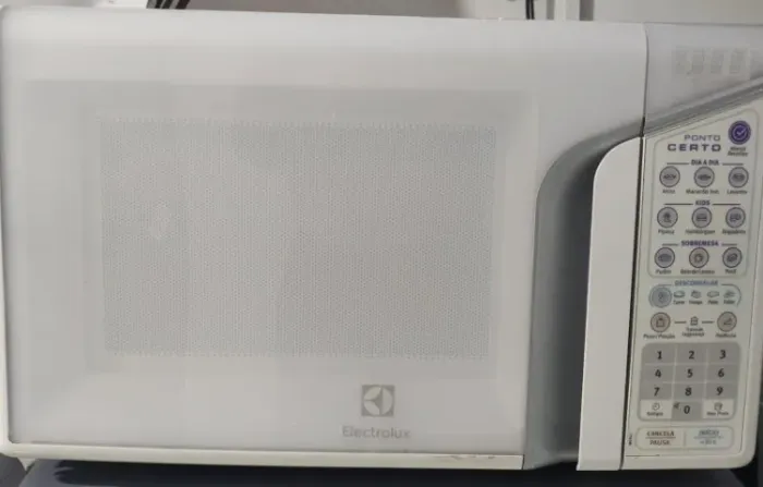  Microondas Electrolux 31 litros com garantia de três meses novissimo