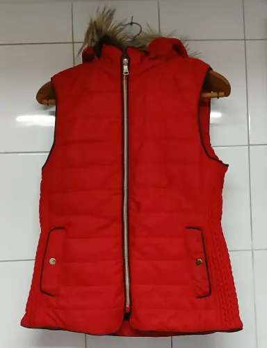 Colete Feminino com Touca Vermelho e Oncinha Tamanho M<br>