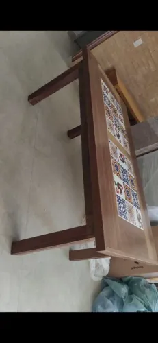 Mesa de madeira com ladrilhos 