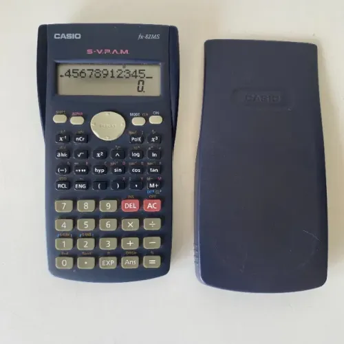 C022 calculadora científica usada comércio pequena mancha funciona perfeitamente