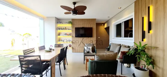 Casa em Condomínio - Urbanova - Floradas da Serra - 3 Suítes - 304m².