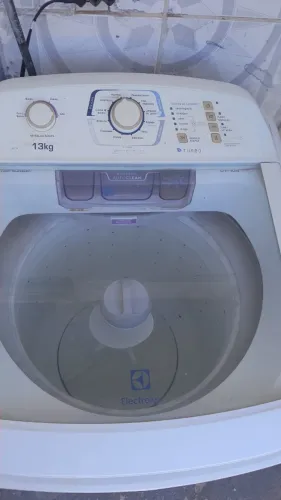 Máquina de lavar e geladeira 
