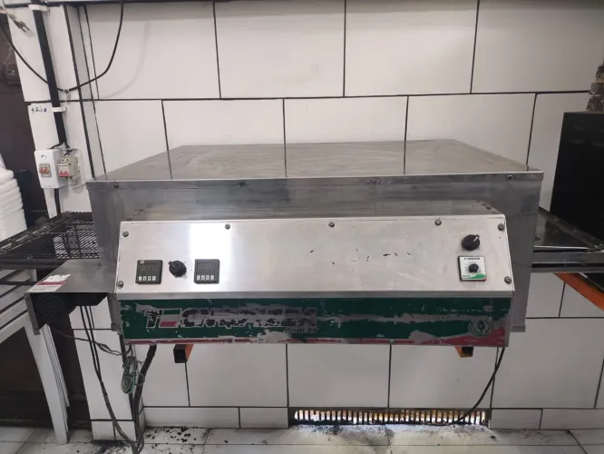 Forno esteira para pizzas 45cm com volume de 1 pizza assada a cada 4 min.