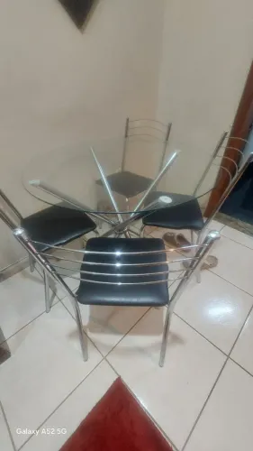 Mesa de jantar de vidro redonda com 4 cadeiras