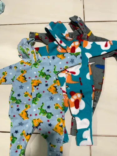Peças de roupas de bebê