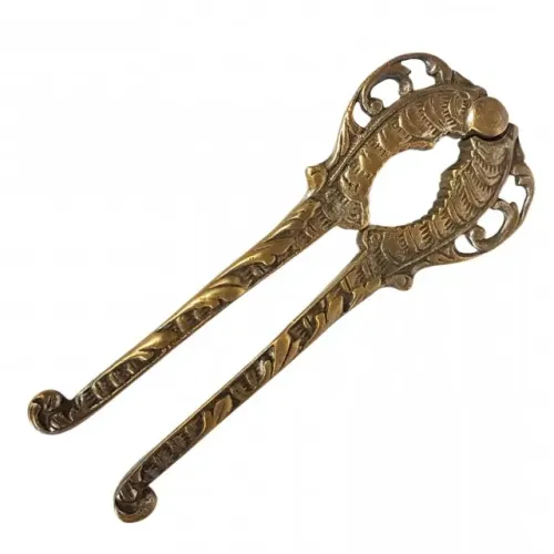 Quebra nozes de mão em bronze maciço profusamente adornado por decoração fitomórfica