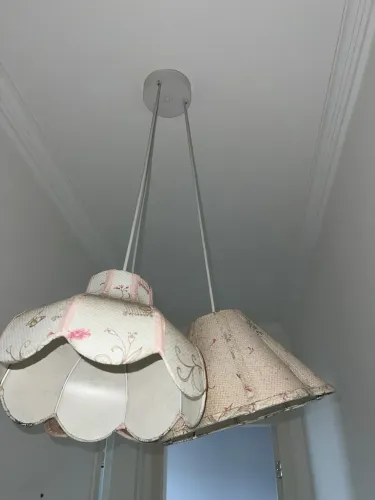 Lustre pendente decorativo com 3 cúpulas em tecido floral.