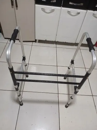 Andador com estrutura de metal