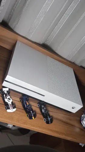 Xbox one semi novo sem defeito ( manete paralela )