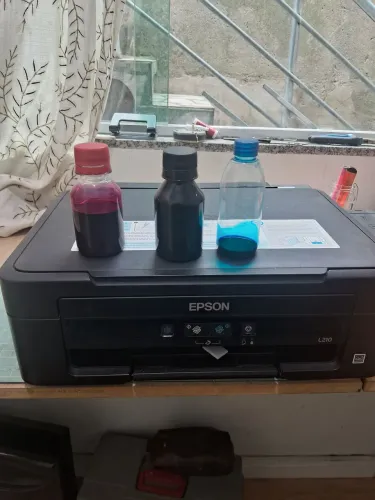 Impressora epson L210 com um pouco de tinta magenta , preto, para sucatas peças 