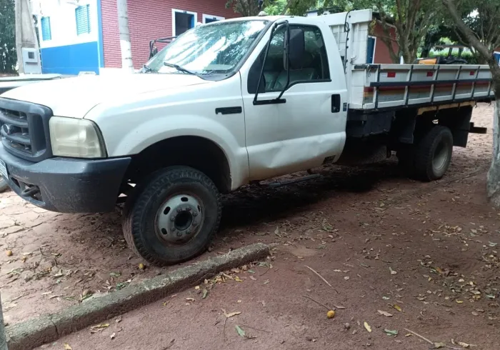 Ford F4000 ano 2004 à Diesel, com carroceria de madeira, em SP