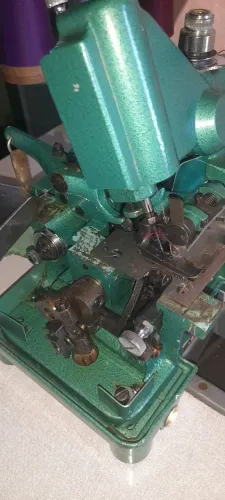 Maquina Overlock doméstica..