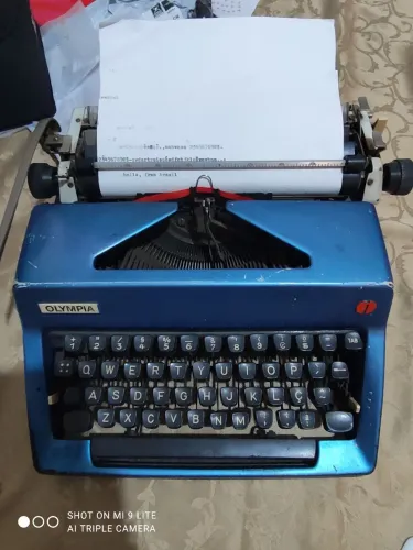 Antiga máquina de escrever OLYMPIA Funcionando