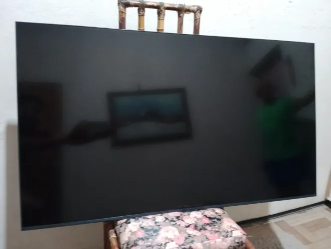 é uma Smart TV 4K de 50 polegadas lançada em 2020, pertencente à linha Crystal UH