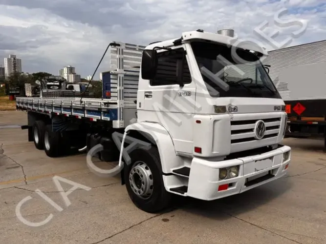 WV 17-210 ANO 2002 6x2 CARROCERIA 8,30M