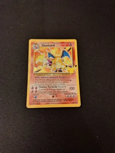 Carta pokémon charizard comemorações 25 anos