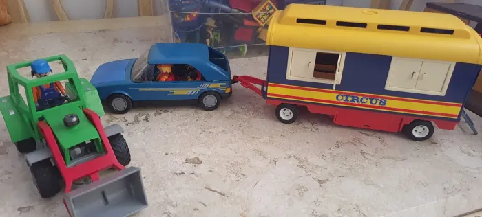 Playmobil trailer circus, mais carro shuift azul, com a família e trator