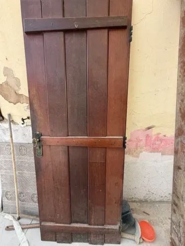 Porta maciça de madeira