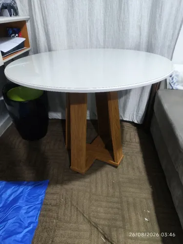 Mesa com a tampa de vidro sem cadeiras