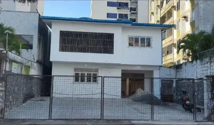 Vendo/Alugo casa comercial (sobrado) com 15 quartos em Casa Amarela, 10 vagas no estaciona