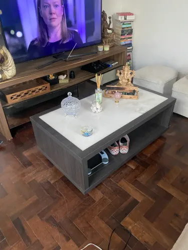 mesa de centro com tampo de mármore