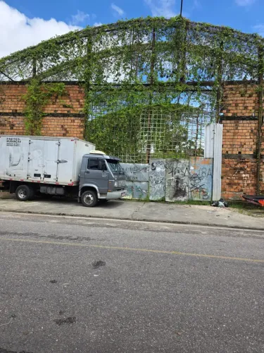 VENDO TERRENO COM GALPAO INACABADO