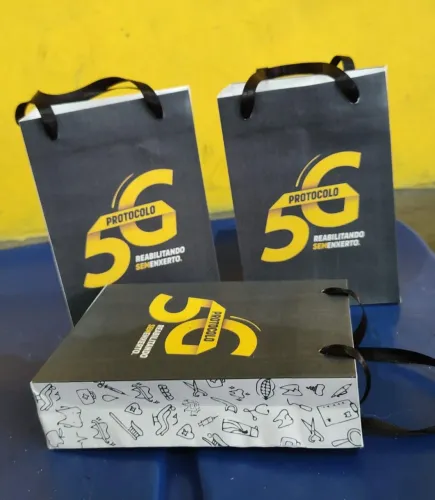 Sacolas de papel para lembrancinhas, brindes e muito mais.