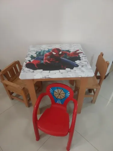 Mesa infantil com cadeiras