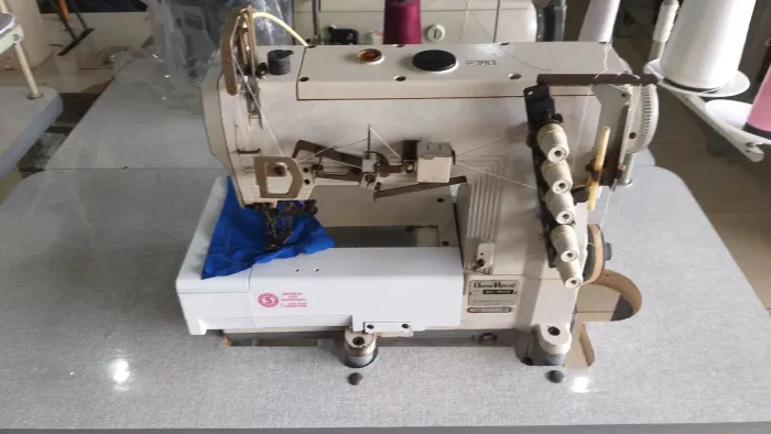 Máquina de costura galoneira industrial 2 volantes