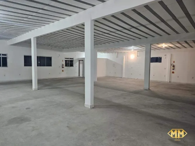 Excelente Sala Comercial nos Ingleses, rua de grande fluxo no bairro.
