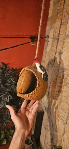 Decoração, ninho de passarinho com pássaro em cerâmica.