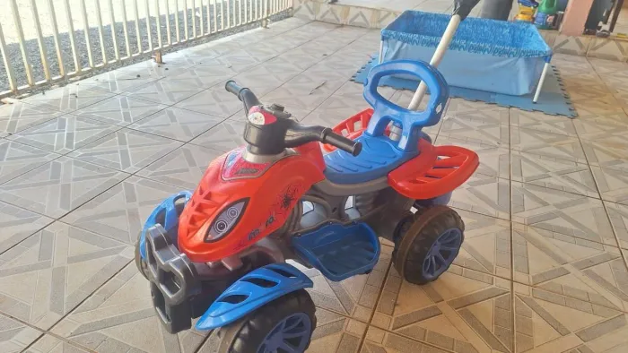 Quadriciclo Infantil / Carrinho de Passeio e Pedal USADO, muito conservado.