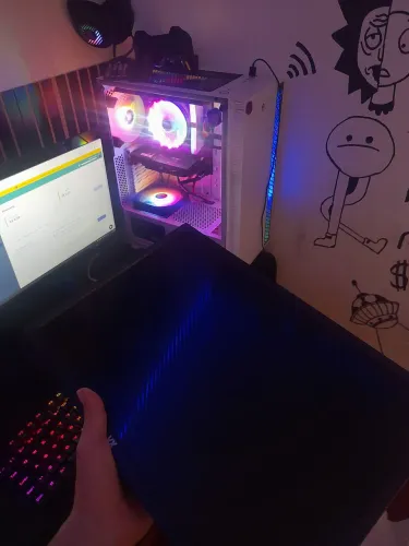 Vendo tela de pc ou troco num iPhone 8 só t sem o cabo de liga