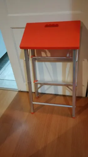Escada pequena nova serve de banco