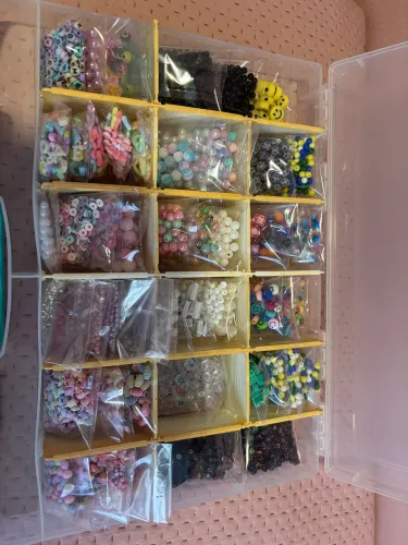 Caixas com miçangas variadas pra fazer bijoux