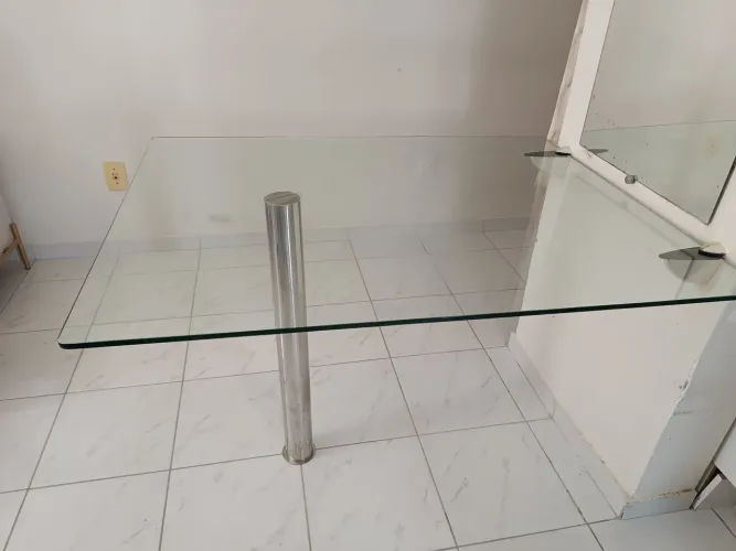 Mesa de vidro com pés de inox