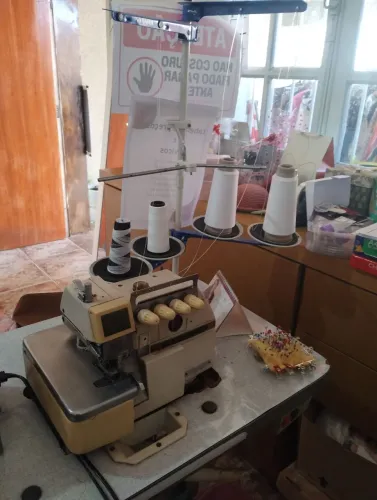 Máquina industrial overloque interloque corta e costura reta funcionando perfeitamente