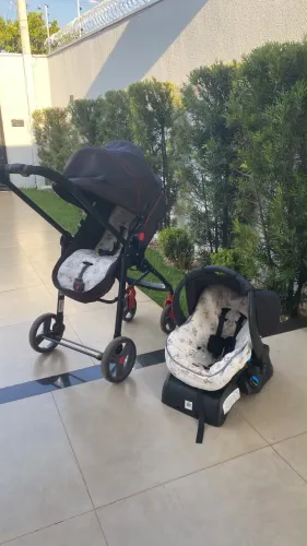 Carrinho de bebê com bebê conforto e base Galzerano