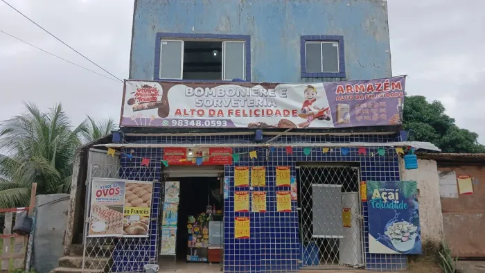 Prédio, com 2 pontos comerciais e casa.