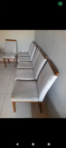 Vendo 06 cadeiras para mesa de jantar.