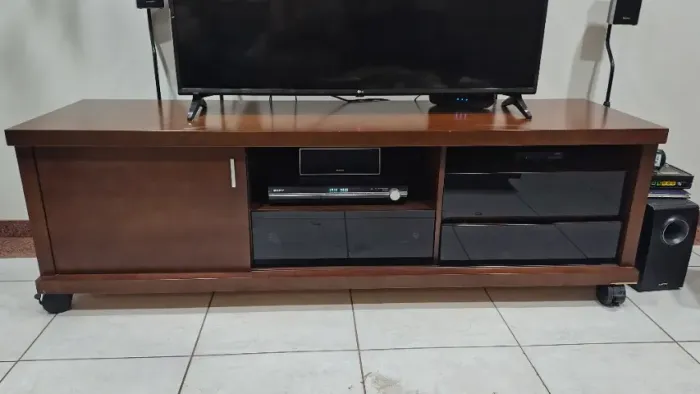 Rack em madeira para TV