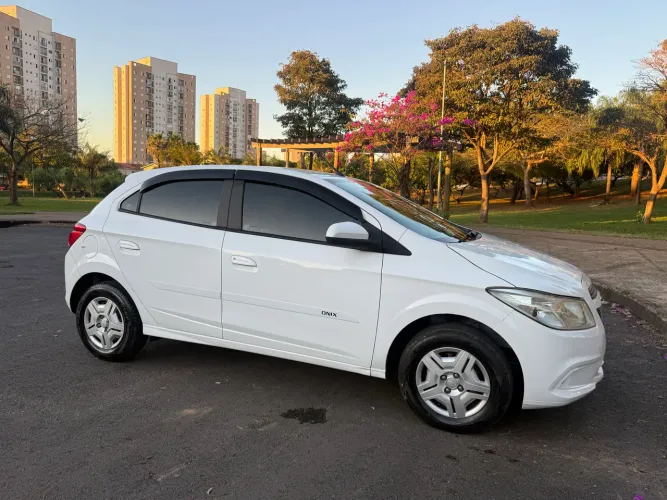 Chevrolet Onix Hatch LS 1.0 8V Flex Power Mec. 4P 2016