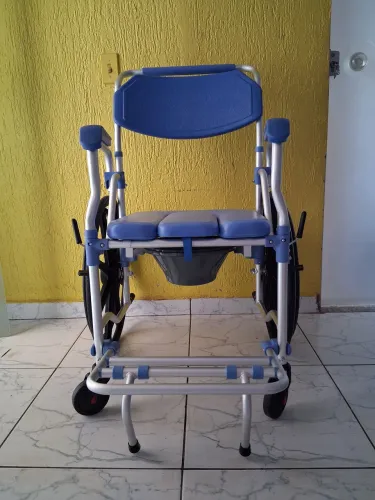 Cadeira de rodas para banho Nova não foi usada. 