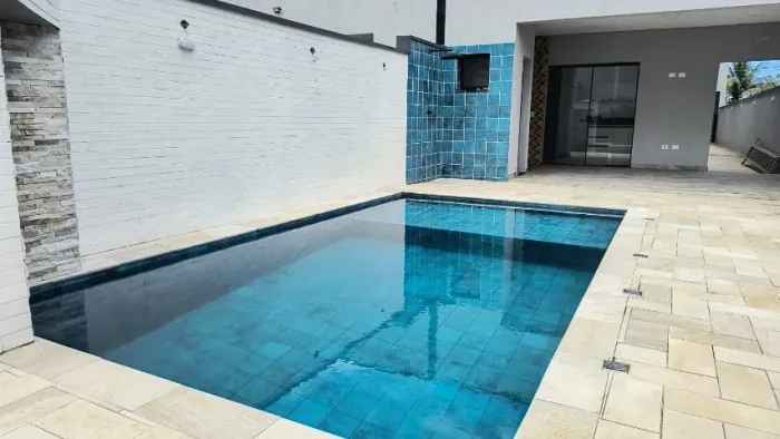 Casa com piscina em Condomínio