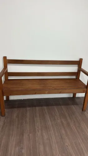 Vende-se banco de madeira maciça. Valor 650,00 reais.