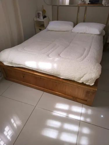 Cama de madeira tok e  stok com escrivaninha e criado mudo.