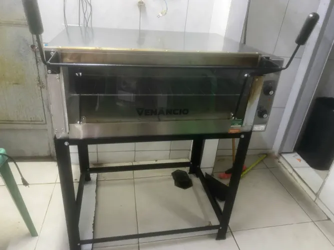 Forno pra pizza elétrico semi novo 220 volts 