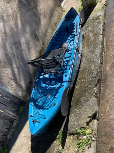 Caiaque Caiman Seminovo em perfeito estado azul com preto (caiaque, cadeira e remo)