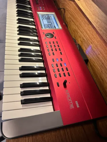 Teclado Korg Krome vermelho com bag e fonte original semi novo